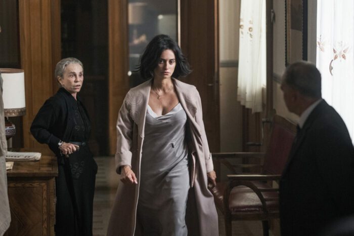 Daniela Piperno and Penélope Cruz as Adalagisa and Laura Ferrari in Ferrari (2023). Photo credit Lorenzo Sisti. Owner EF Neon. Penélope Cruz in a silk nightgown storming down a hallways, her mother-in-law dressed in black getting out of her way.