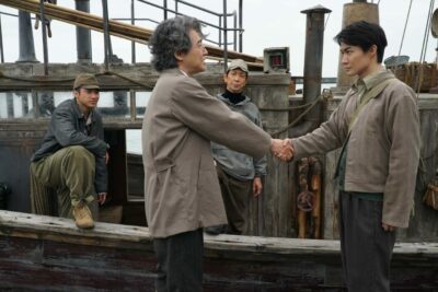Shikishima is welcomed aboard the wooden tugboat with the team of minesweepers.