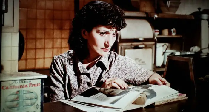 Dimitra Arliss as Loretta in The Sting (1973). She sits alone at a diner counter reading a 1930s magazine. Screen capture off the Universal 100th Anniversary Collectors' Series Blu-ray.