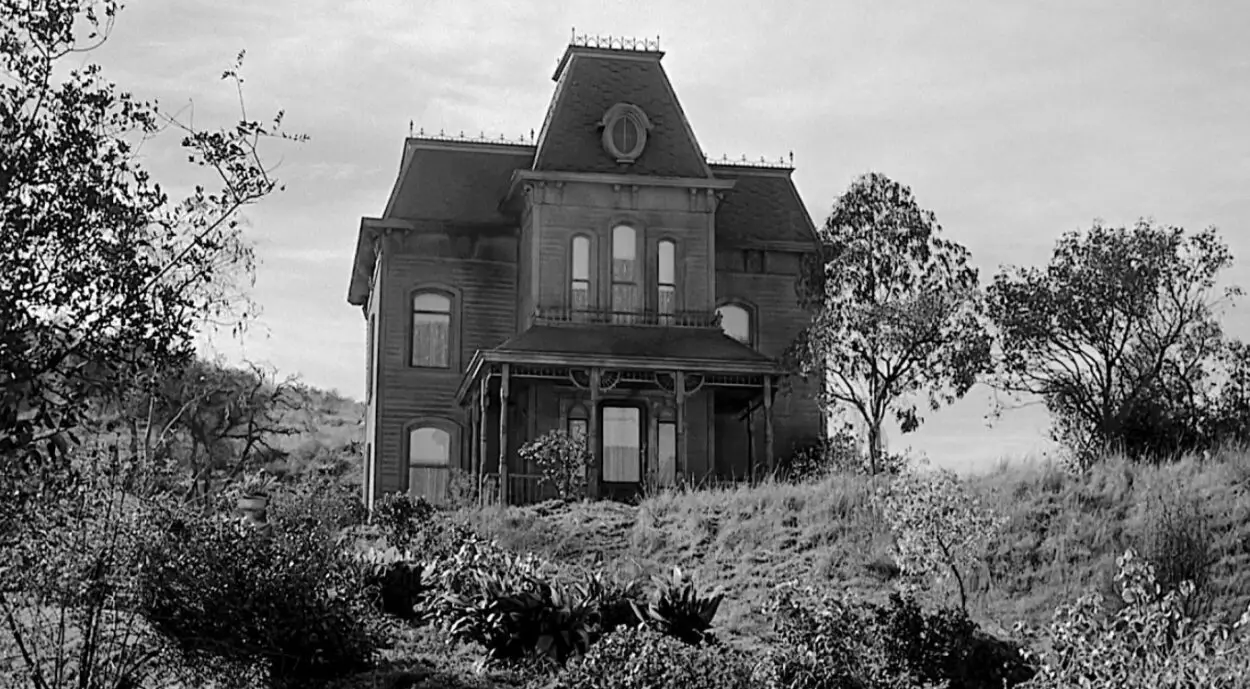 A shot from film Psycho showing a Bates' Motel.
