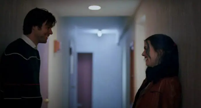 Joel and Clementine look at each other in a hallway in Eternal Sunshine of the Spotless Mind