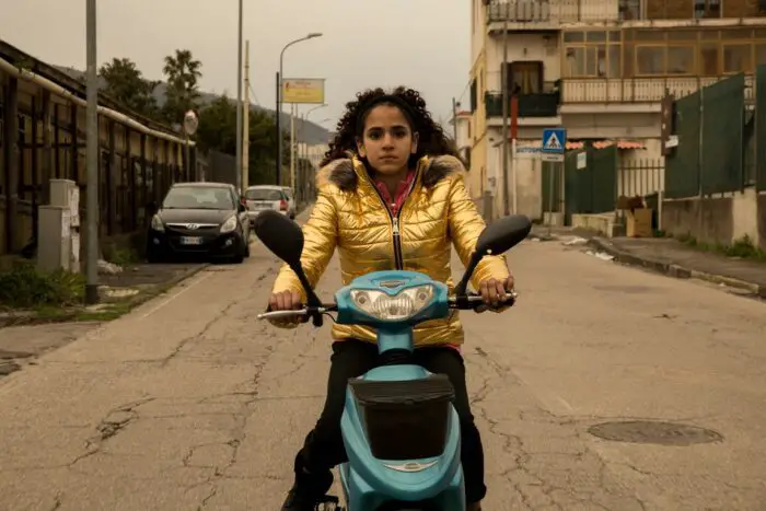 Khadija Jaafari as Jamila, riding a motorbike in Californie.