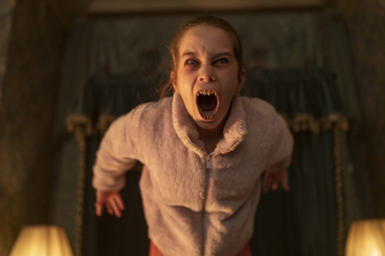 Abigail (Alisha Weir) transforms into a vampire with sharp teeth.