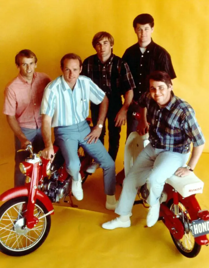 LOS ANGELES - CIRCA 1964: Rock and roll band "The Beach Boys" pose for a portrait with 2 Honda Mo-peds in circa 1964 in Los Angeles, California. (L-R) Al Jardine, Mike Love, Dennis Wilson, Brian Wilson, Carl Wilson. (Photo by Michael Ochs Archives/Getty Images).